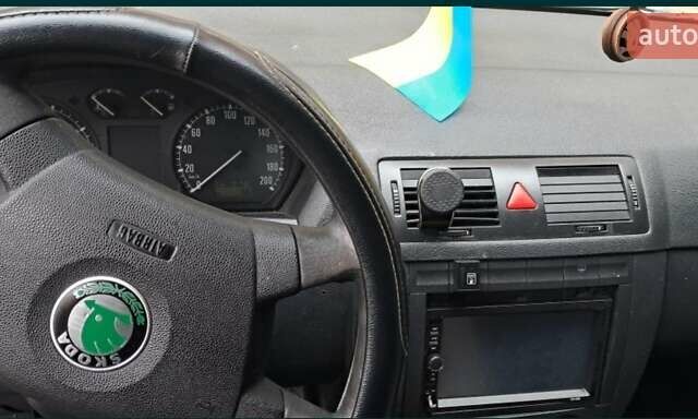 Зеленый Шкода Фабия, объемом двигателя 1.4 л и пробегом 300 тыс. км за 3000 $, фото 5 на Automoto.ua