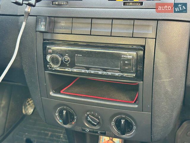 Зеленый Шкода Фабия, объемом двигателя 1.39 л и пробегом 286 тыс. км за 2600 $, фото 10 на Automoto.ua