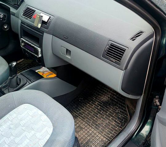 Зеленый Шкода Фабия, объемом двигателя 1.4 л и пробегом 239 тыс. км за 2850 $, фото 6 на Automoto.ua