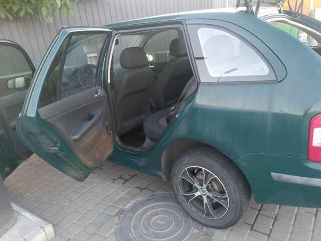 Зеленый Шкода Фабия, объемом двигателя 1.4 л и пробегом 211 тыс. км за 3592 $, фото 3 на Automoto.ua