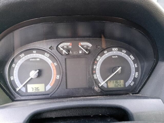 Зеленый Шкода Фабия, объемом двигателя 1.4 л и пробегом 211 тыс. км за 3592 $, фото 4 на Automoto.ua