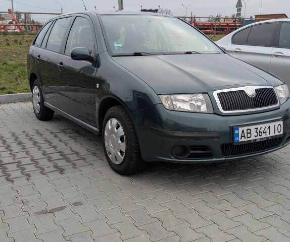 Зеленый Шкода Фабия, объемом двигателя 1.4 л и пробегом 230 тыс. км за 3800 $, фото 1 на Automoto.ua