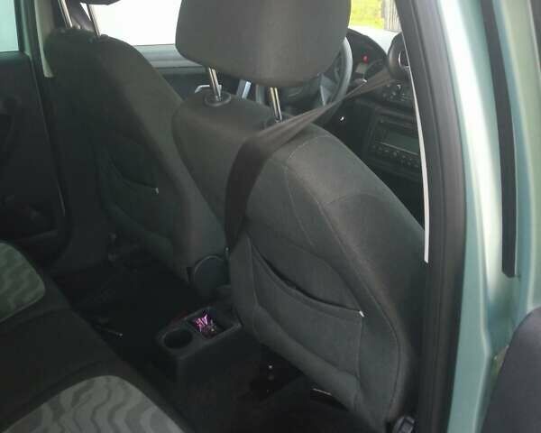 Зеленый Шкода Фабия, объемом двигателя 1.2 л и пробегом 152 тыс. км за 4600 $, фото 7 на Automoto.ua