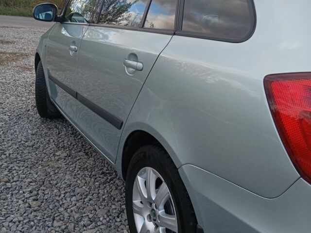 Зеленый Шкода Фабия, объемом двигателя 1.6 л и пробегом 245 тыс. км за 5200 $, фото 3 на Automoto.ua