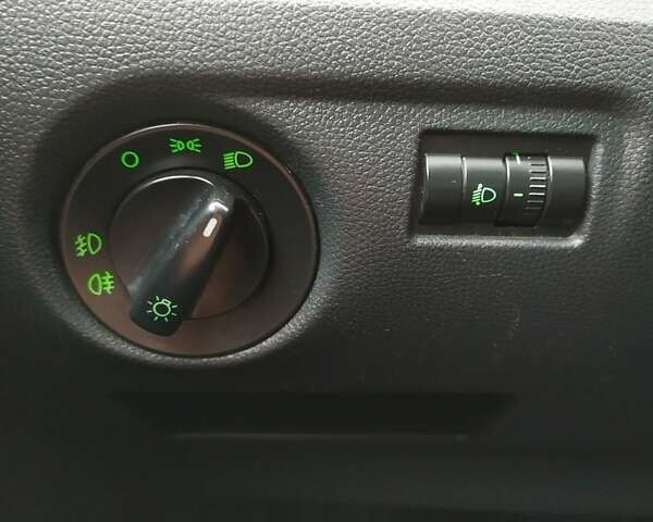 Зеленый Шкода Фабия, объемом двигателя 1.2 л и пробегом 230 тыс. км за 4500 $, фото 11 на Automoto.ua