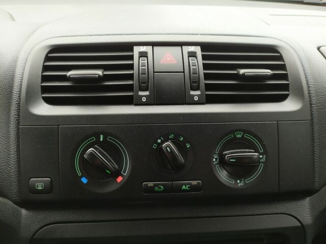 Зеленый Шкода Фабия, объемом двигателя 1.2 л и пробегом 230 тыс. км за 4500 $, фото 16 на Automoto.ua