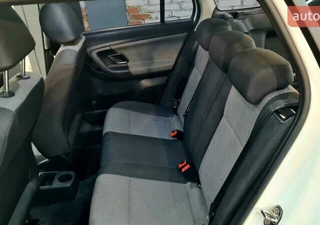 Зеленый Шкода Фабия, объемом двигателя 1.39 л и пробегом 357 тыс. км за 3200 $, фото 11 на Automoto.ua