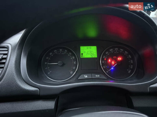 Зелений Шкода Фабія, об'ємом двигуна 1.6 л та пробігом 245 тис. км за 5300 $, фото 14 на Automoto.ua