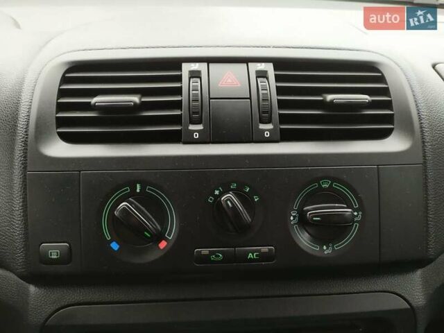 Зеленый Шкода Фабия, объемом двигателя 1.2 л и пробегом 230 тыс. км за 4500 $, фото 15 на Automoto.ua