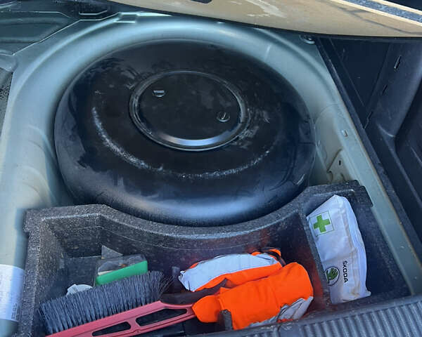 Зелений Шкода Фабія, об'ємом двигуна 1.39 л та пробігом 191 тис. км за 6500 $, фото 38 на Automoto.ua