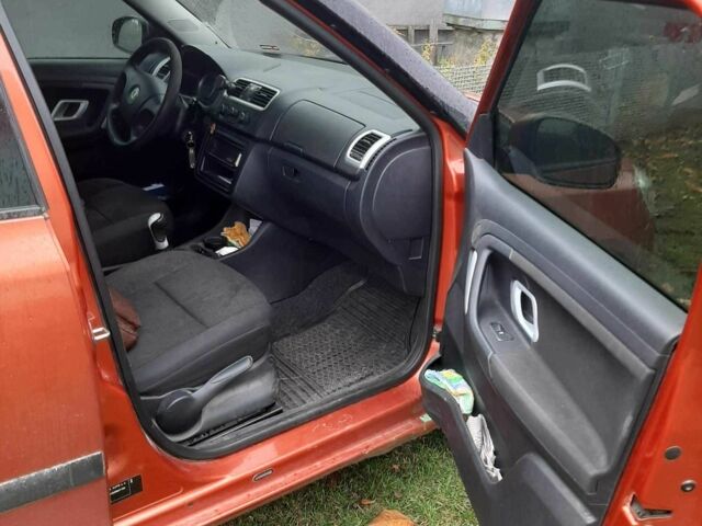 Оранжевый Шкода Фабия, объемом двигателя 1.4 л и пробегом 247 тыс. км за 3490 $, фото 7 на Automoto.ua