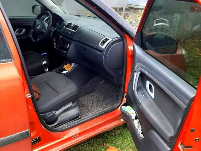 Оранжевый Шкода Фабия, объемом двигателя 1.4 л и пробегом 247 тыс. км за 3490 $, фото 5 на Automoto.ua