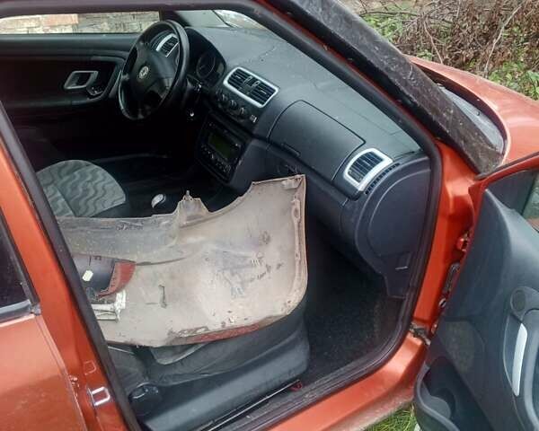 Оранжевый Шкода Фабия, объемом двигателя 1.2 л и пробегом 366 тыс. км за 1600 $, фото 5 на Automoto.ua