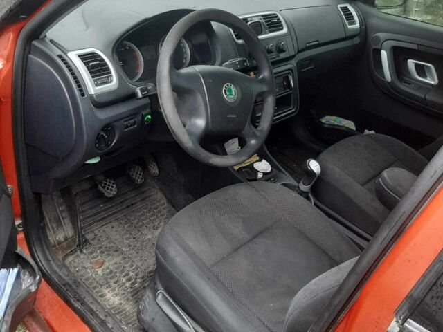 Оранжевый Шкода Фабия, объемом двигателя 1.4 л и пробегом 247 тыс. км за 3490 $, фото 6 на Automoto.ua