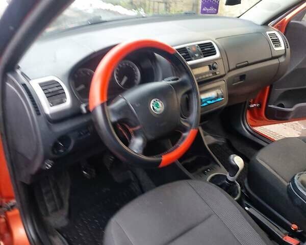 Помаранчевий Шкода Фабія, об'ємом двигуна 1.6 л та пробігом 325 тис. км за 3450 $, фото 17 на Automoto.ua