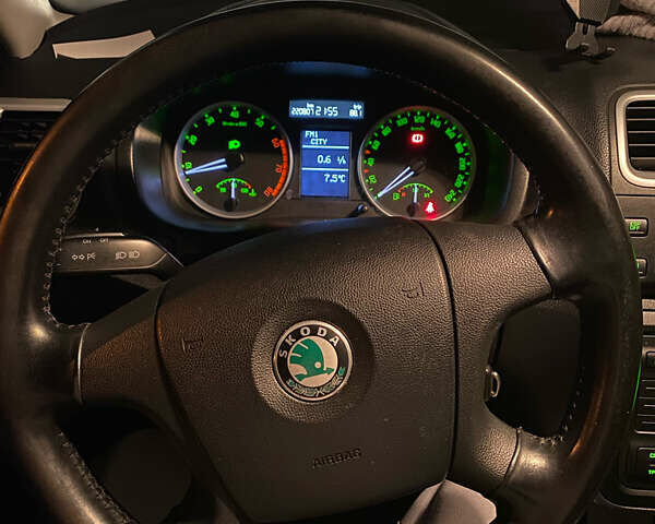 Оранжевый Шкода Фабия, объемом двигателя 1.39 л и пробегом 227 тыс. км за 5800 $, фото 3 на Automoto.ua