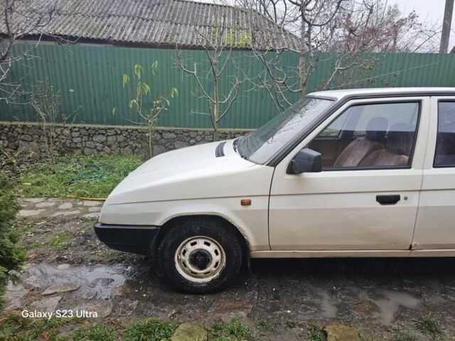 Белый Шкода Фаворит, объемом двигателя 1.3 л и пробегом 140 тыс. км за 800 $, фото 6 на Automoto.ua