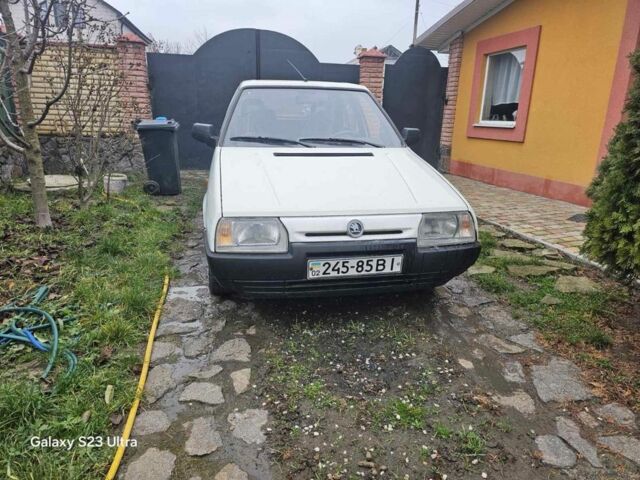 Белый Шкода Фаворит, объемом двигателя 1.3 л и пробегом 140 тыс. км за 800 $, фото 1 на Automoto.ua