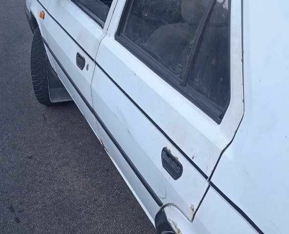 Белый Шкода Фаворит, объемом двигателя 1.3 л и пробегом 300 тыс. км за 500 $, фото 2 на Automoto.ua