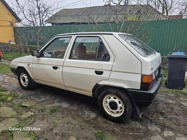 Белый Шкода Фаворит, объемом двигателя 1.3 л и пробегом 140 тыс. км за 800 $, фото 7 на Automoto.ua