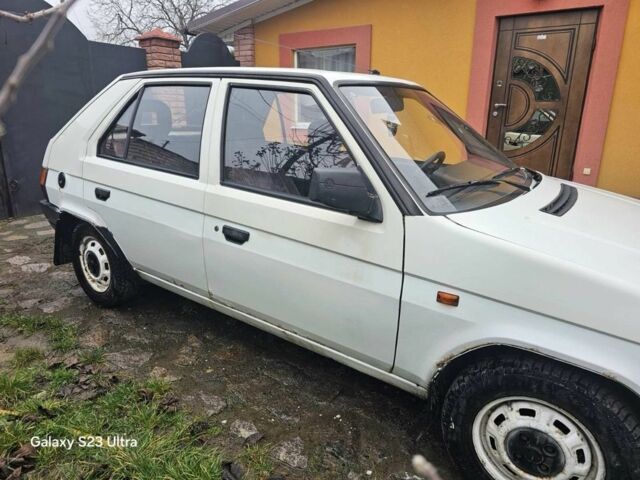 Белый Шкода Фаворит, объемом двигателя 1.3 л и пробегом 140 тыс. км за 800 $, фото 3 на Automoto.ua