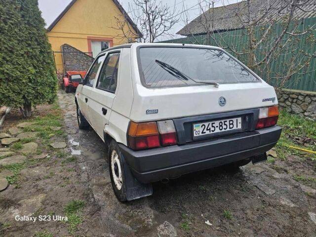 Белый Шкода Фаворит, объемом двигателя 1.3 л и пробегом 140 тыс. км за 800 $, фото 4 на Automoto.ua