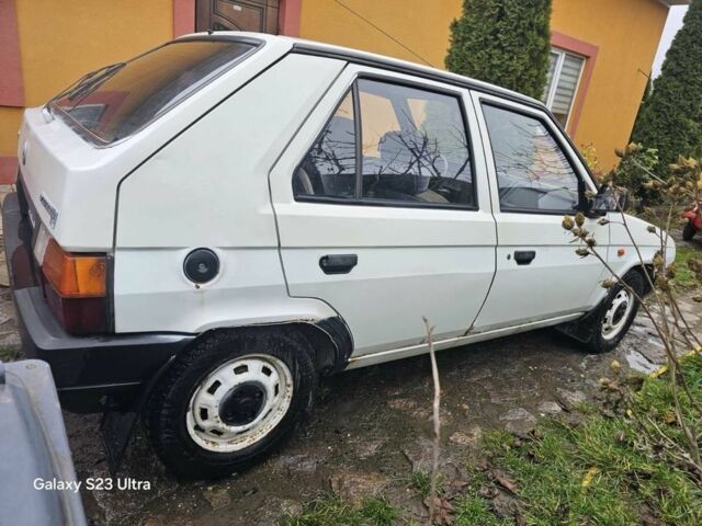 Белый Шкода Фаворит, объемом двигателя 1.3 л и пробегом 140 тыс. км за 800 $, фото 2 на Automoto.ua