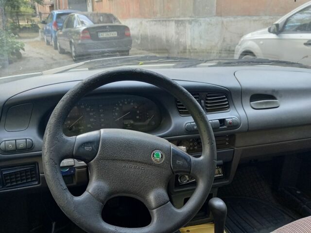 Белый Шкода Фаворит, объемом двигателя 1.3 л и пробегом 300 тыс. км за 700 $, фото 4 на Automoto.ua