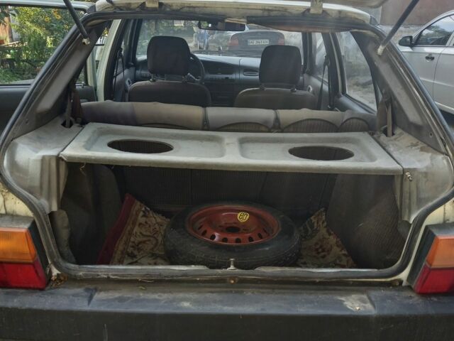 Белый Шкода Фаворит, объемом двигателя 1.3 л и пробегом 300 тыс. км за 700 $, фото 2 на Automoto.ua