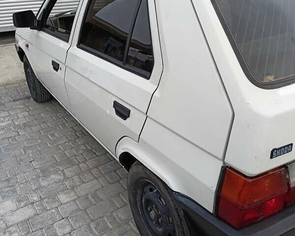 Белый Шкода Фаворит, объемом двигателя 1.3 л и пробегом 180 тыс. км за 1700 $, фото 3 на Automoto.ua