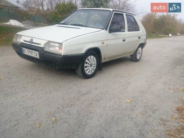 Белый Шкода Фаворит, объемом двигателя 1.3 л и пробегом 250 тыс. км за 950 $, фото 2 на Automoto.ua