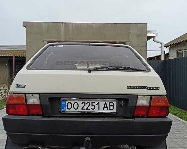 Белый Шкода Фаворит, объемом двигателя 1.3 л и пробегом 180 тыс. км за 1700 $, фото 2 на Automoto.ua