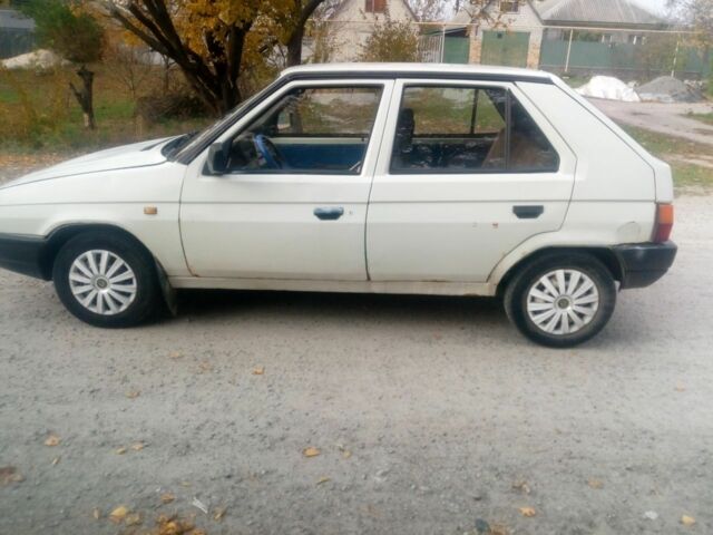 Белый Шкода Фаворит, объемом двигателя 1.3 л и пробегом 148 тыс. км за 900 $, фото 3 на Automoto.ua