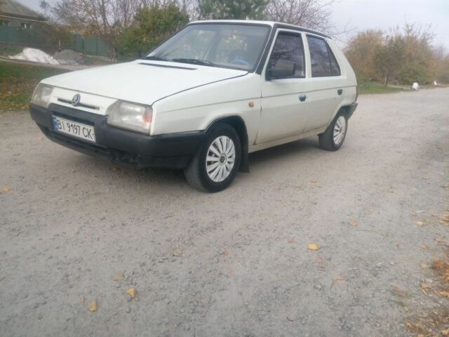 Белый Шкода Фаворит, объемом двигателя 1.3 л и пробегом 148 тыс. км за 900 $, фото 1 на Automoto.ua