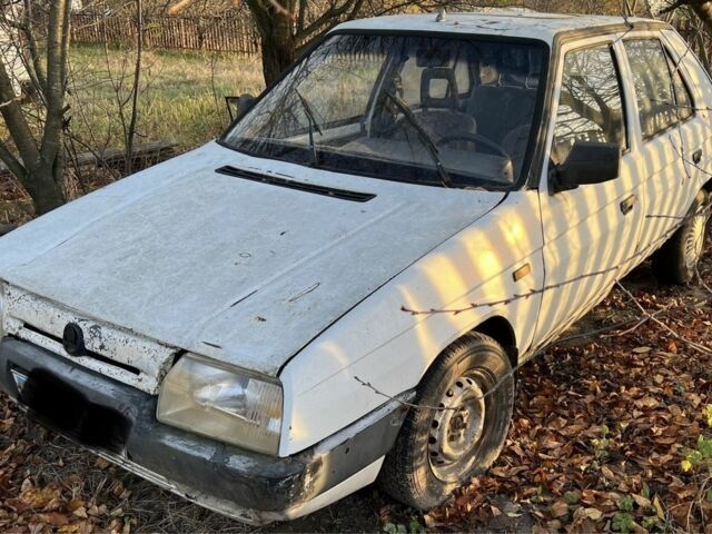 Белый Шкода Фаворит, объемом двигателя 1.3 л и пробегом 100 тыс. км за 215 $, фото 2 на Automoto.ua