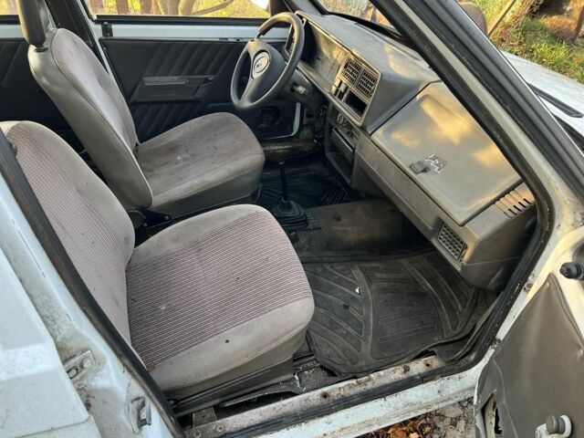 Белый Шкода Фаворит, объемом двигателя 1.3 л и пробегом 100 тыс. км за 215 $, фото 4 на Automoto.ua