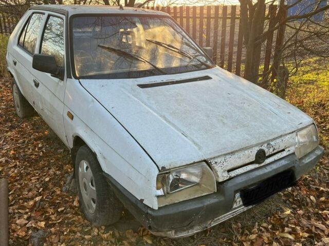 Белый Шкода Фаворит, объемом двигателя 1.3 л и пробегом 100 тыс. км за 215 $, фото 1 на Automoto.ua