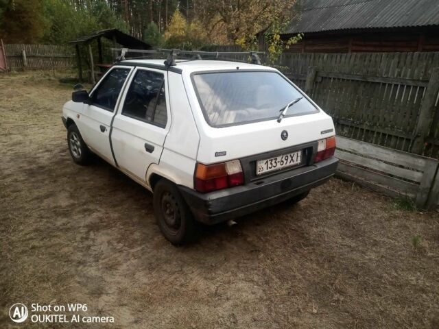 Белый Шкода Фаворит, объемом двигателя 1.3 л и пробегом 1000 тыс. км за 502 $, фото 1 на Automoto.ua