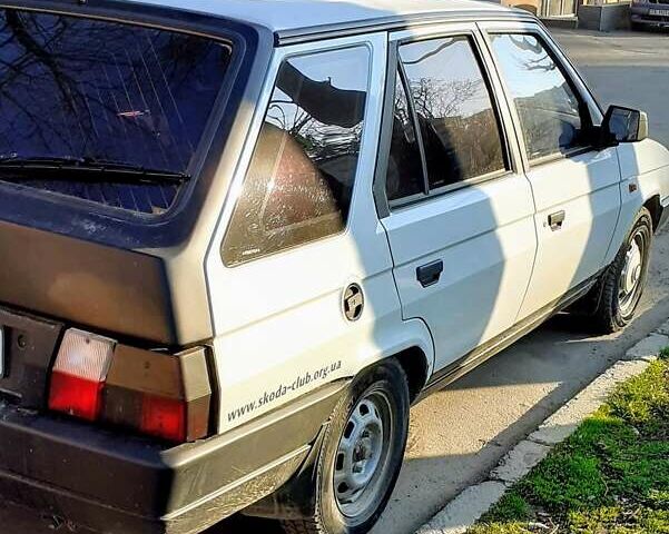 Белый Шкода Фаворит, объемом двигателя 1.3 л и пробегом 200 тыс. км за 950 $, фото 5 на Automoto.ua