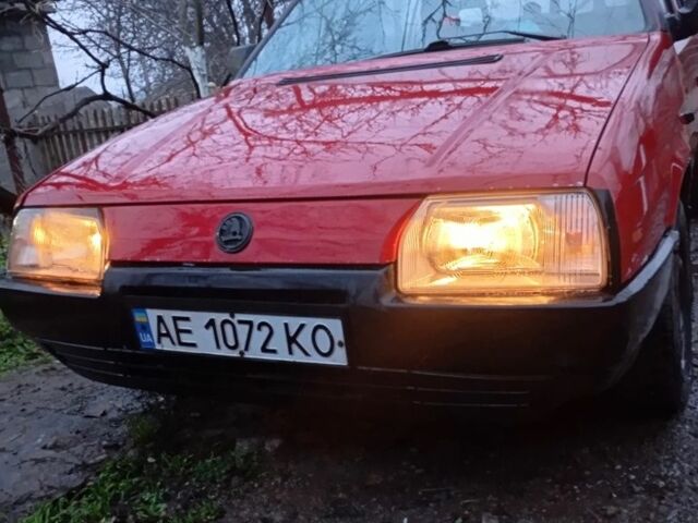 Красный Шкода Фаворит, объемом двигателя 1.3 л и пробегом 120 тыс. км за 800 $, фото 2 на Automoto.ua