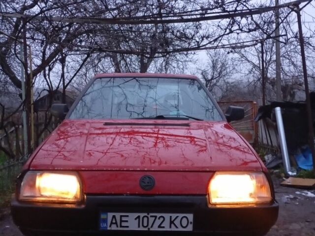 Красный Шкода Фаворит, объемом двигателя 1.3 л и пробегом 120 тыс. км за 800 $, фото 1 на Automoto.ua