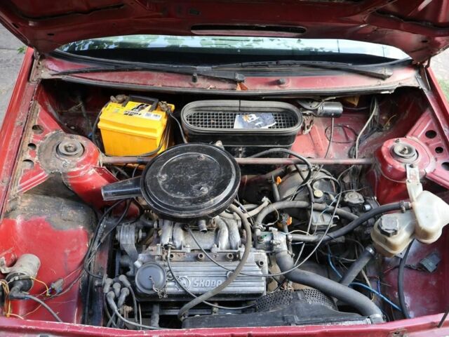 Красный Шкода Фаворит, объемом двигателя 1.3 л и пробегом 180 тыс. км за 600 $, фото 5 на Automoto.ua