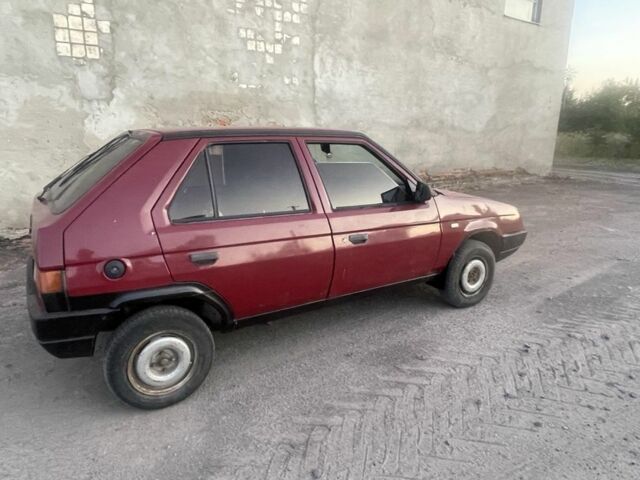 Красный Шкода Фаворит, объемом двигателя 1.3 л и пробегом 380 тыс. км за 300 $, фото 2 на Automoto.ua