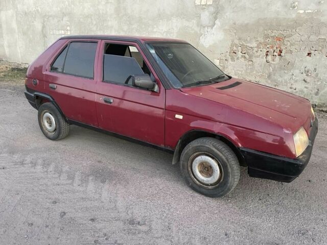 Красный Шкода Фаворит, объемом двигателя 1.3 л и пробегом 380 тыс. км за 300 $, фото 1 на Automoto.ua