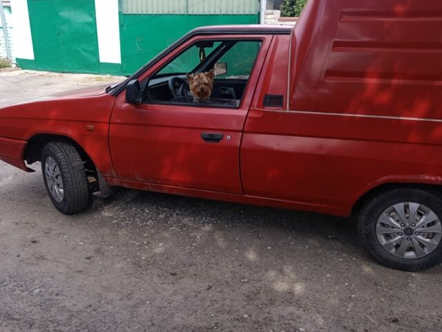 Красный Шкода Фаворит, объемом двигателя 1.3 л и пробегом 200 тыс. км за 1200 $, фото 1 на Automoto.ua