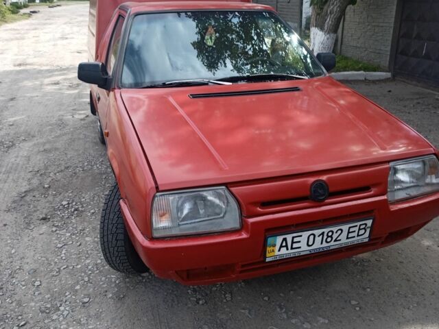 Красный Шкода Фаворит, объемом двигателя 1.3 л и пробегом 200 тыс. км за 1200 $, фото 3 на Automoto.ua