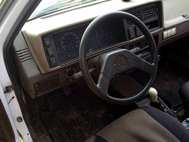 Шкода Фаворит, объемом двигателя 1.3 л и пробегом 100 тыс. км за 500 $, фото 4 на Automoto.ua