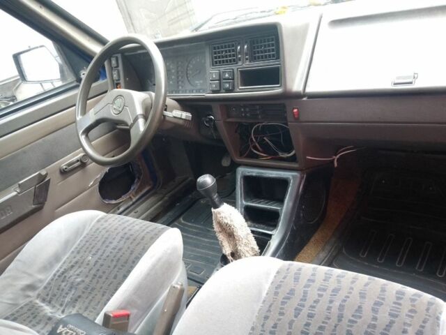 Синий Шкода Фаворит, объемом двигателя 1.3 л и пробегом 1000 тыс. км за 406 $, фото 5 на Automoto.ua