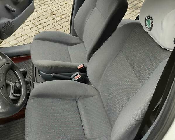 Білий Шкода Феліція, об'ємом двигуна 1.3 л та пробігом 100 тис. км за 1900 $, фото 6 на Automoto.ua