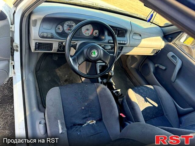 Білий Шкода Феліція, об'ємом двигуна 1.6 л та пробігом 280 тис. км за 1600 $, фото 4 на Automoto.ua